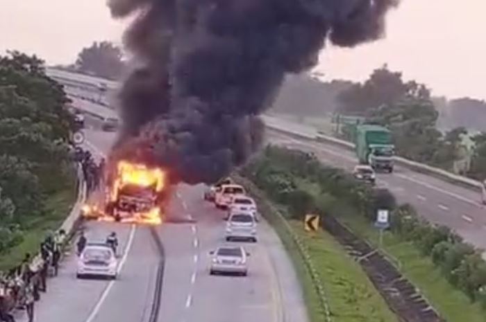 TERBAKAR HEBAT: Api membakar sebuah bus di Tol Jombang &ndash; Mojokerto KM 705 pada Rabu (17/4) pagi sekitar pukul 05.30. (fot: tangkapan layar video)
