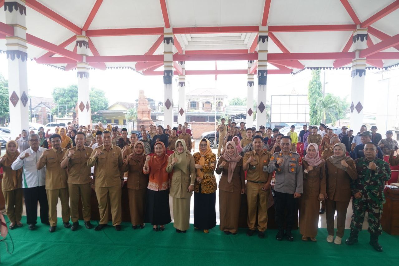 KOLABORATIF: Camat Gondang, Endro Wahyono mendampingi Bupati Ikfina Fahmawati di tengah Musrembang RKPD Kabupaten Mojokerto 2025 di pendapa Kecamatan Gondang 30 Januari lalu.