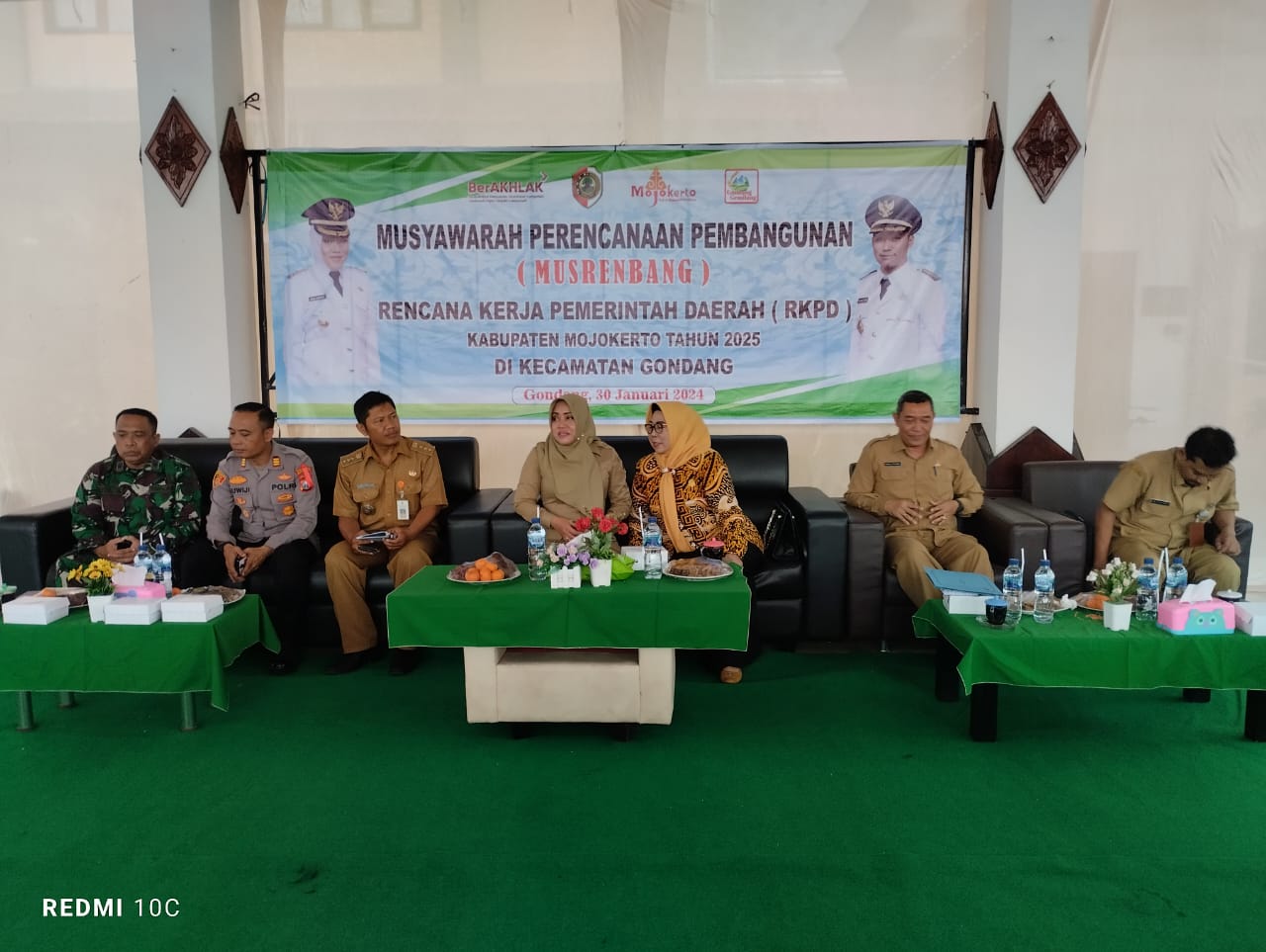 KOLABORATIF: Camat Gondang, Endro Wahyono mendampingi Bupati Ikfina Fahmawati
