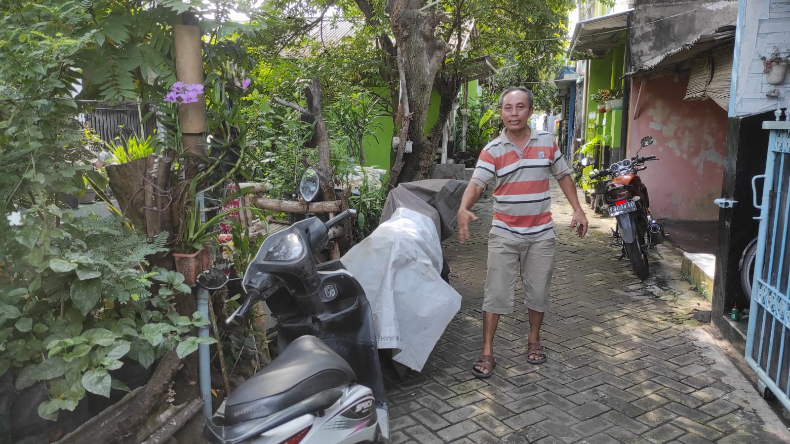 TERPERGOK WARGA: Mahmud, 54, menunjukkan lokasi saat meringkus salah satu terduga maling motor saat hendak sembunyi dari kejaran petugas.