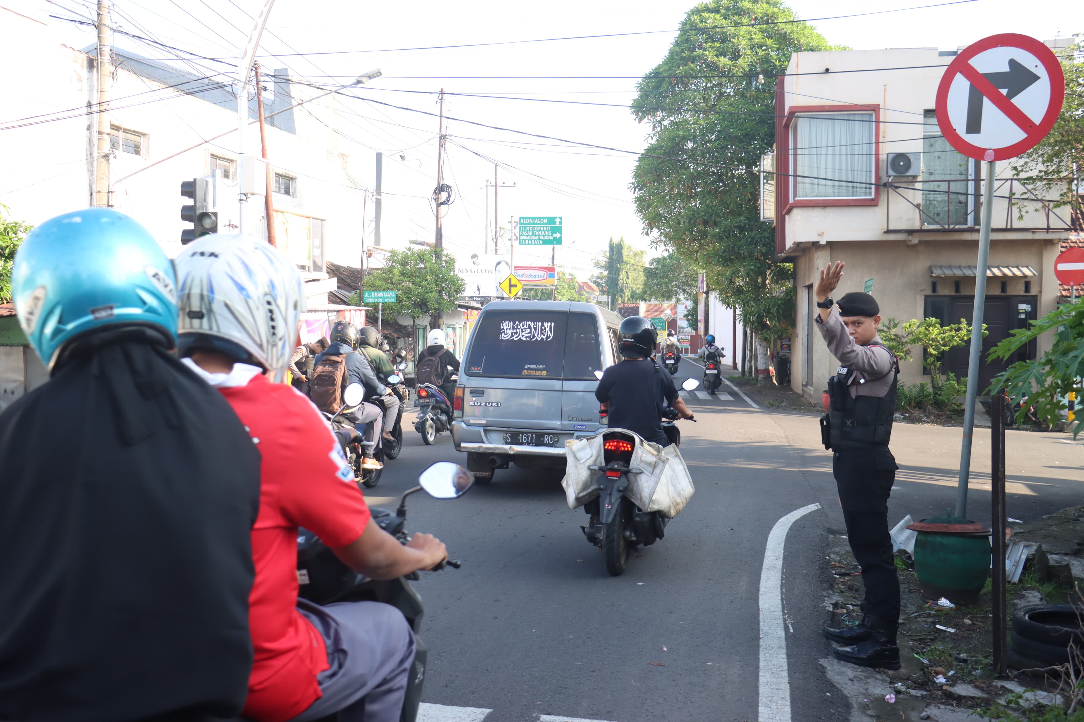 SIAGA PENUH: Personel Satsamapta Polres Mojokerto Kota turut mengatur lalu lintas di persimpangan Jalan Majapahit kemarin.