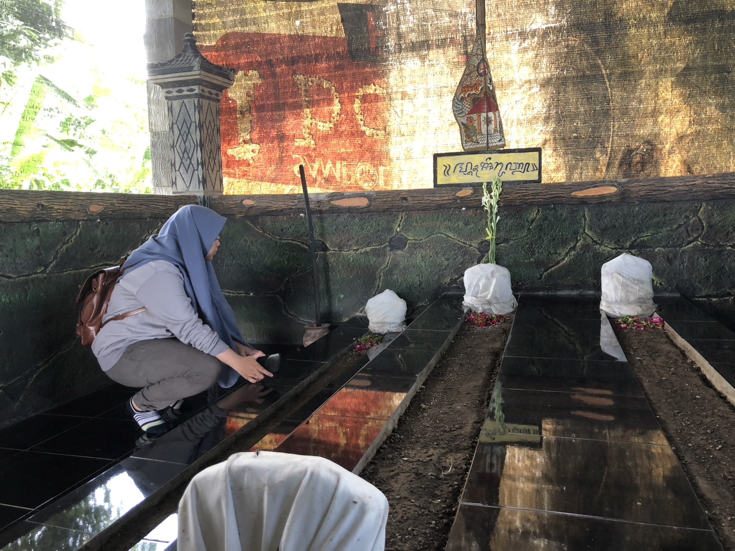 BERDOA: Peziarah sedang melakukan ritual keagamaan di makam Mbah Serut di Dusun Kedung Klinter, Desa Kedungbocok, Kecamatan Tarik, Kabupaten Sidoarjo.