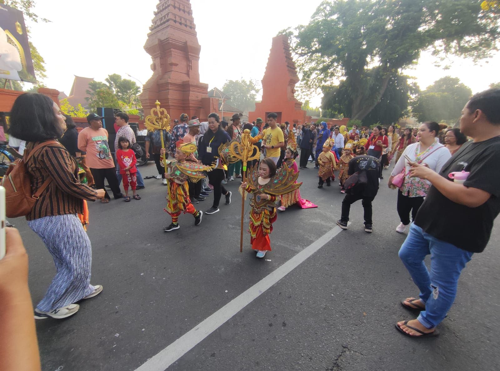 BERANI TAMPIL: Peserta Pawai Budaya Kartini Wow dan Hari Bumi 2024 tampil dengan kostum menarik, kemarin