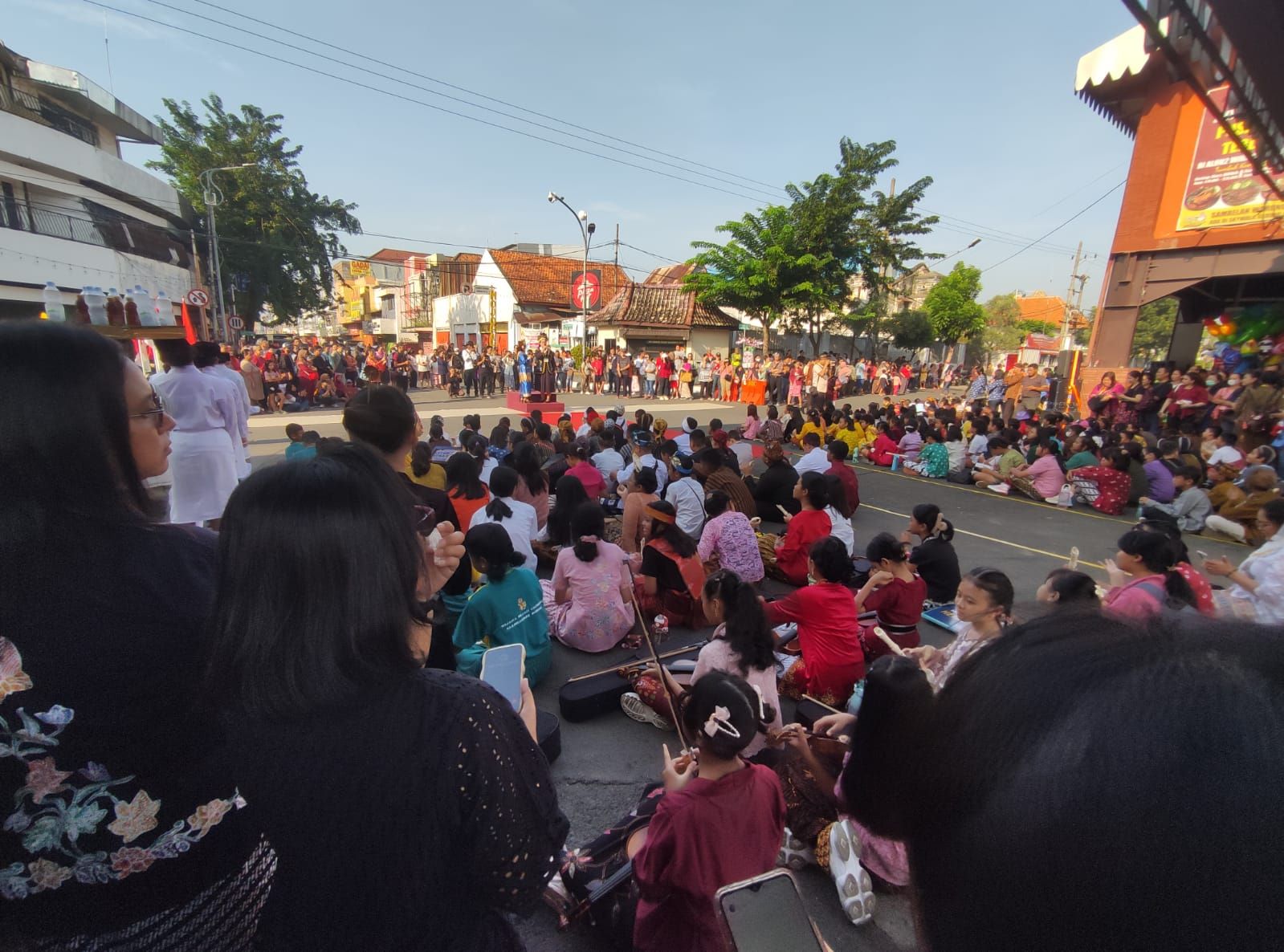 2.	MASSAL: Ratusan peserta pawai bersiap sebelum acara dimulai di area Sky Walk Alun-Alun Kota Mojokerto, kemarin.
