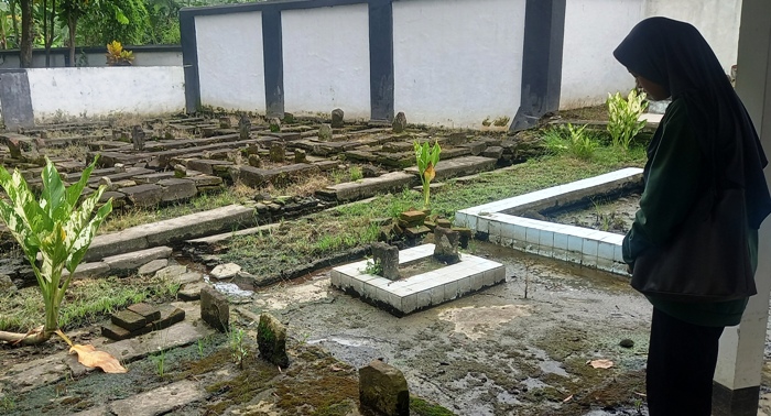 KERAMAT:Pengunjung mengamati kondisi makam Singo Barong dan Macan putih  di Dusun Unggahan, Desa/Kecamatan Trowulan, Kabupaten Mojokerto. (Annisa Fadilah for Radar Majapahit)