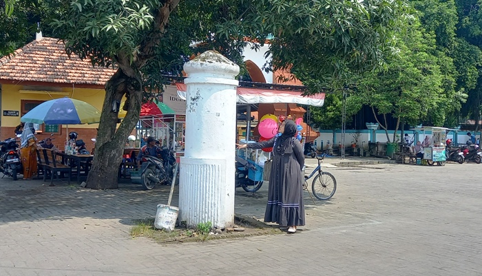 PENINGGALAN: Monumen tugu bersejarah di depan kawasan Makam Troloyo, di Dusun Sidodadi, Desa Sentonorejo, Kecamatan Trowulan, Kabupaten Mojokerto. (Laila Ramadani for Radar Mojokerto)