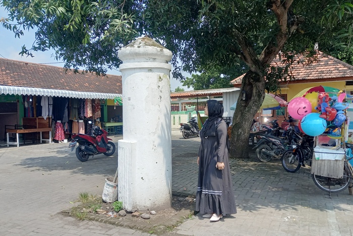 BERSEJARAH: Tugu setinggi tiga meter yang menjadi ikon Makam Troloyo di Dusun Sidodadi, Desa Sentonorejo, Kecamatan Trowulan, Kabupaten Mojokerto. (Laila Ramadani for Radar Mojokerto)