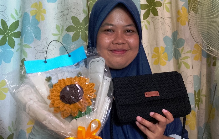 KREATIF: Fariska menunjukkan karya rajut miliknya di Dusun Gedang, Desa Modopuro, Kecamatan Mojosari, Kabupaten Mojokerto.
