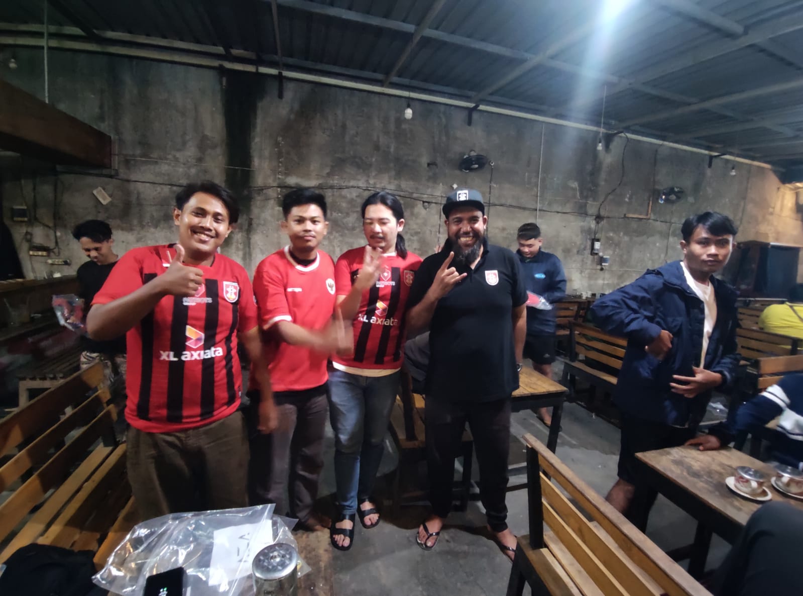 SEMARAK: Suasana nobar Piala Asia 2024 U-23 yang digelar Jawa Pos Radar Mojokerto dengan PS Mojokerto Putra di warkop Bungsu, Minggu (22/4/2024).