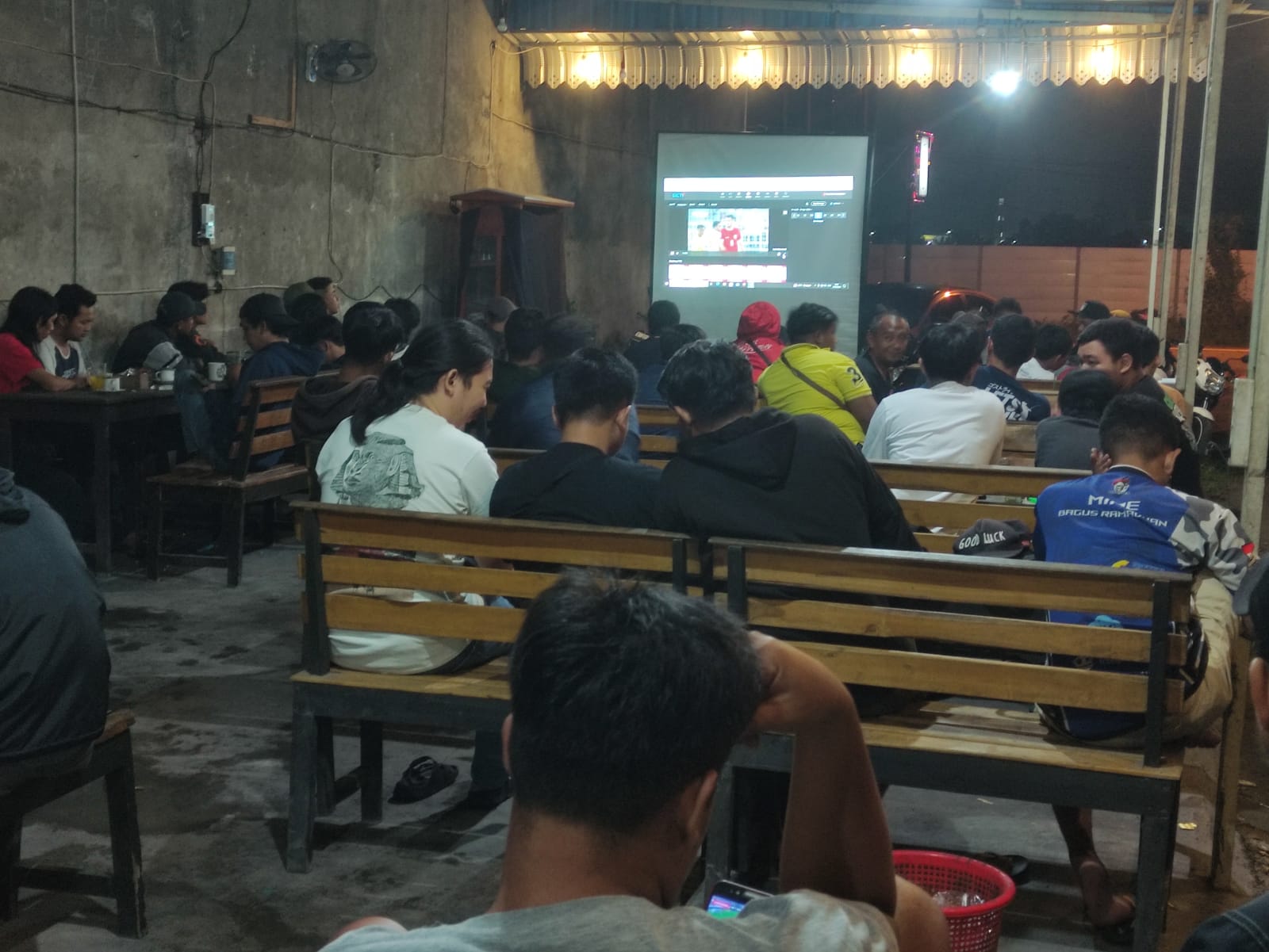 SEMARAK: Suasana nobar Piala Asia 2024 U-23 yang digelar Jawa Pos Radar Mojokerto dengan PS Mojokerto Putra di warkop Bungsu, Minggu (22/4/2024).