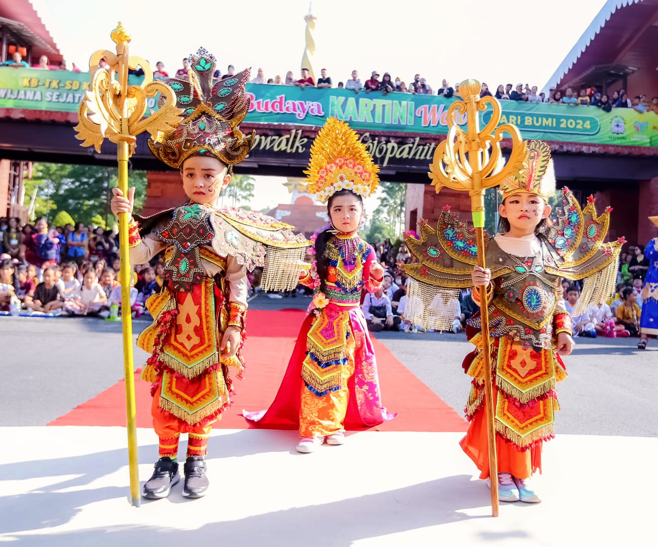 BERANI TAMPIL: Peserta Pawai Budaya Kartini Wow dan Hari Bumi 2024 tampil dengan kostum menarik, kemarin