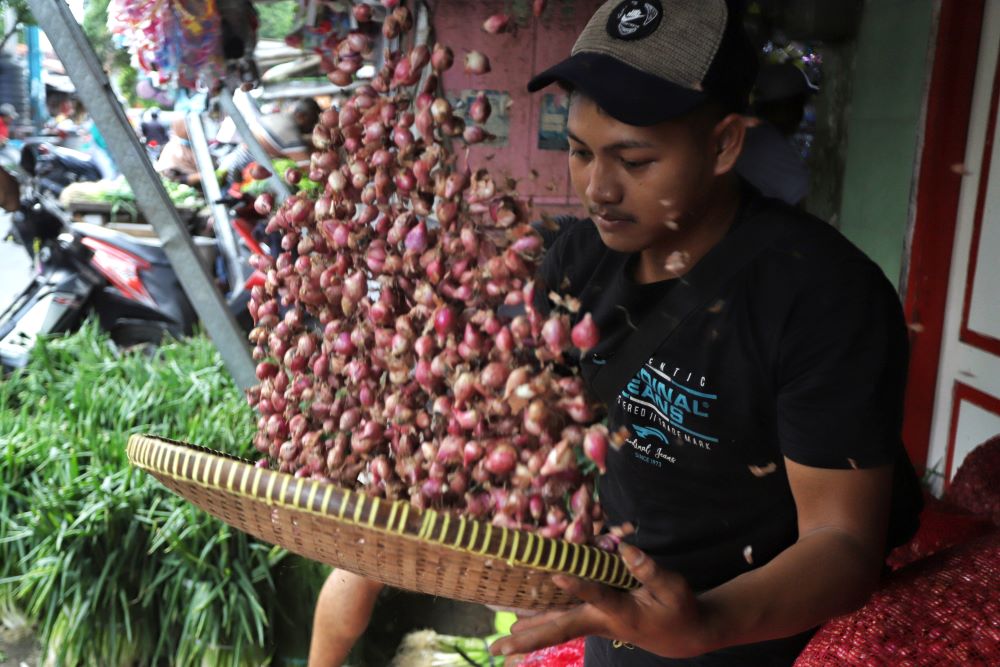 HARGA TINGGI: Pedagang bawang merah menata daganganya di lapak Pasar Tanjung Anyar Kota Mojokerto, kemarin. Bumbu dasar masakan khas Indonesia tersebut mengalami kenaikan harga mencapai Rp 60 ribu