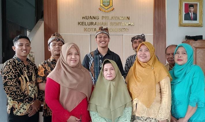 BERBUDAYA: Lurah Sentanan Fauzan Hadiyan Ichsan bersama staf saat memperingati Hari Kartini dengan mengenakan pakaian tradisional, Senin (22/4).