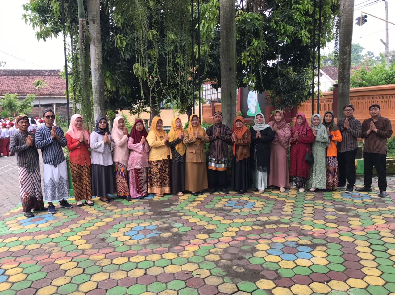 HARI NASIONAL: Para guru SDN Mlaten menggunakan pakaian adat di hari masuk pertama usai libur Lebaran.