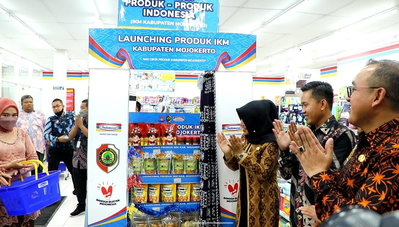 PRODUK LOKAL: Bupati Mojokerto Ikfina Fahmawati didampingi Kepala Disperindag Iwan Abdillah saat me-launching produk IKM di Indomaret A Yani, Desa Pohkecik, Kecamatan Dlanggu.