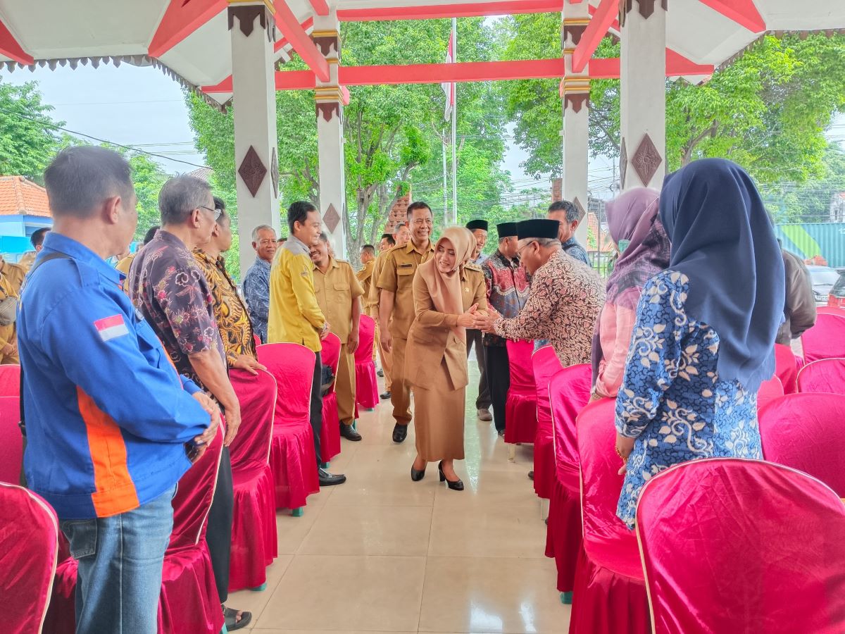 KOMITMEN: Plt Camat Mojosari Yulius Bakhtiar menyambut kehadiran Bupati Ikfina Fahmawati di pendapa kecamatan.