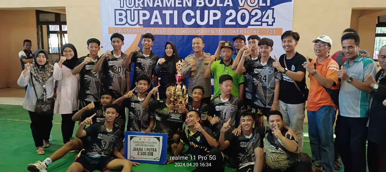 BERPRESTASI: Tim voli putra SMPN 1 Dawarblandong berhasil dinobatkan sebagai juara pertama di laga Bupati Cup 2024.