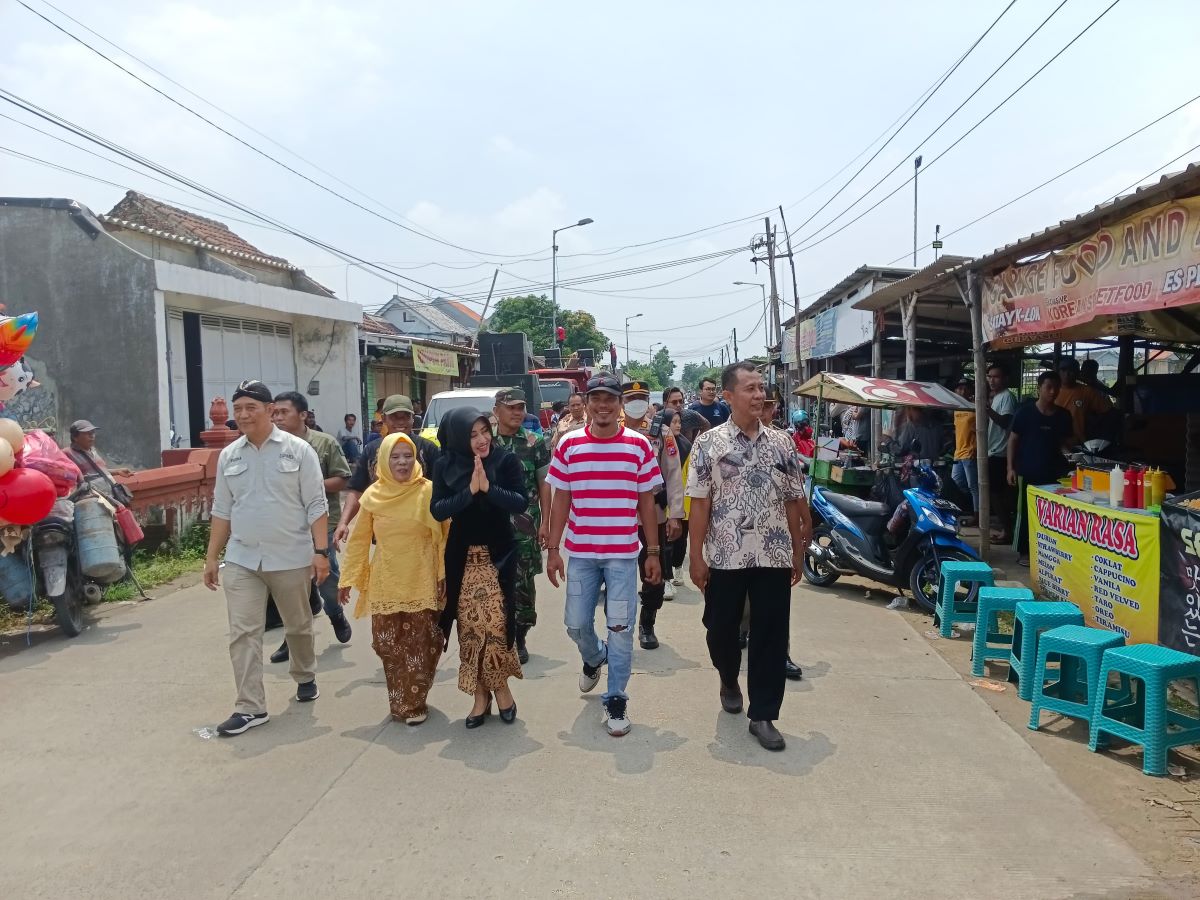 KOMPAK: Plt Camat Mojosari Yulius Bakhtiar mendampingi Bupati Ikfina Fahmawati dalam acara ruwat desa.