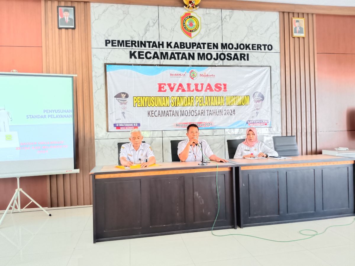 KOLABORATIF: Plt Camat Mojosari Yulius Bakhtiar ketika memberi arahan di tengah evaluasi penyusunan standar pelayanan minimum Kecamatan Mojosari 2024.