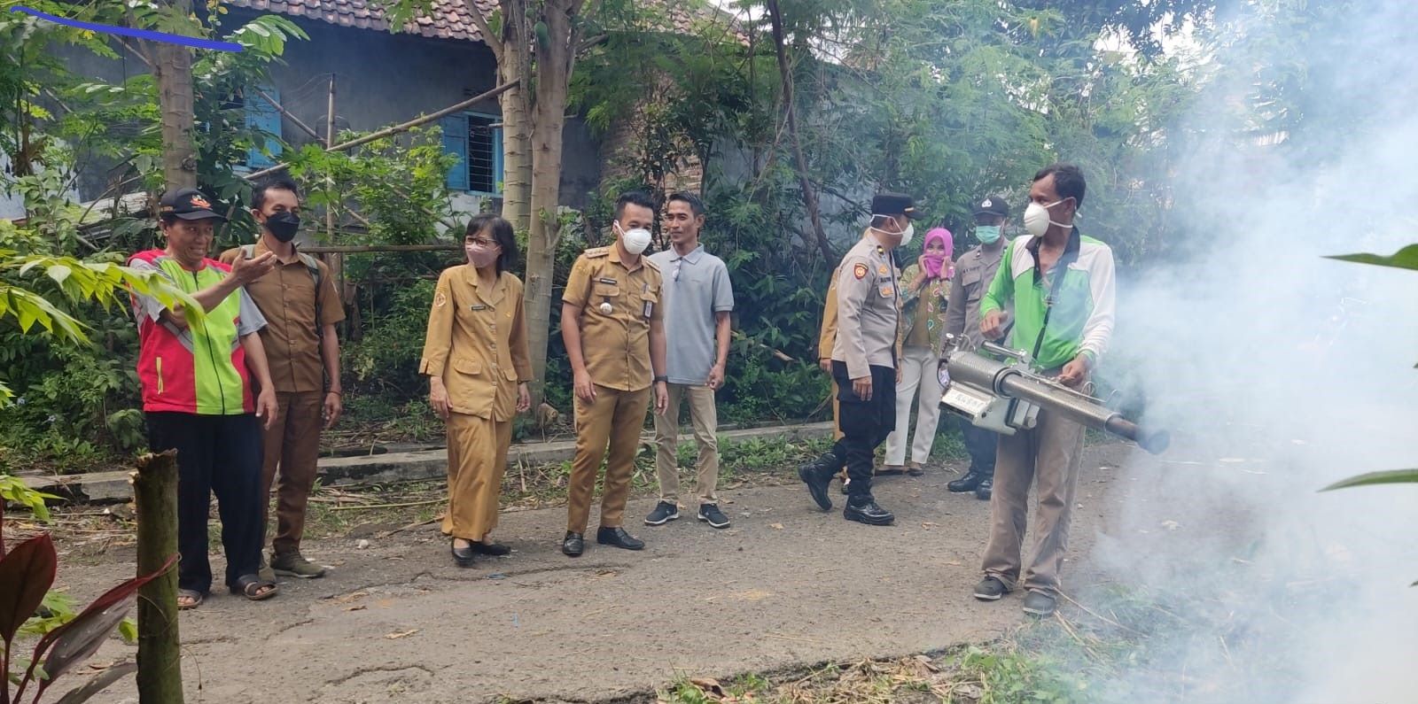 DITINJAU: Bupati Ikfina terjun langsung melaksanakan pengasapan ke rumah warga.