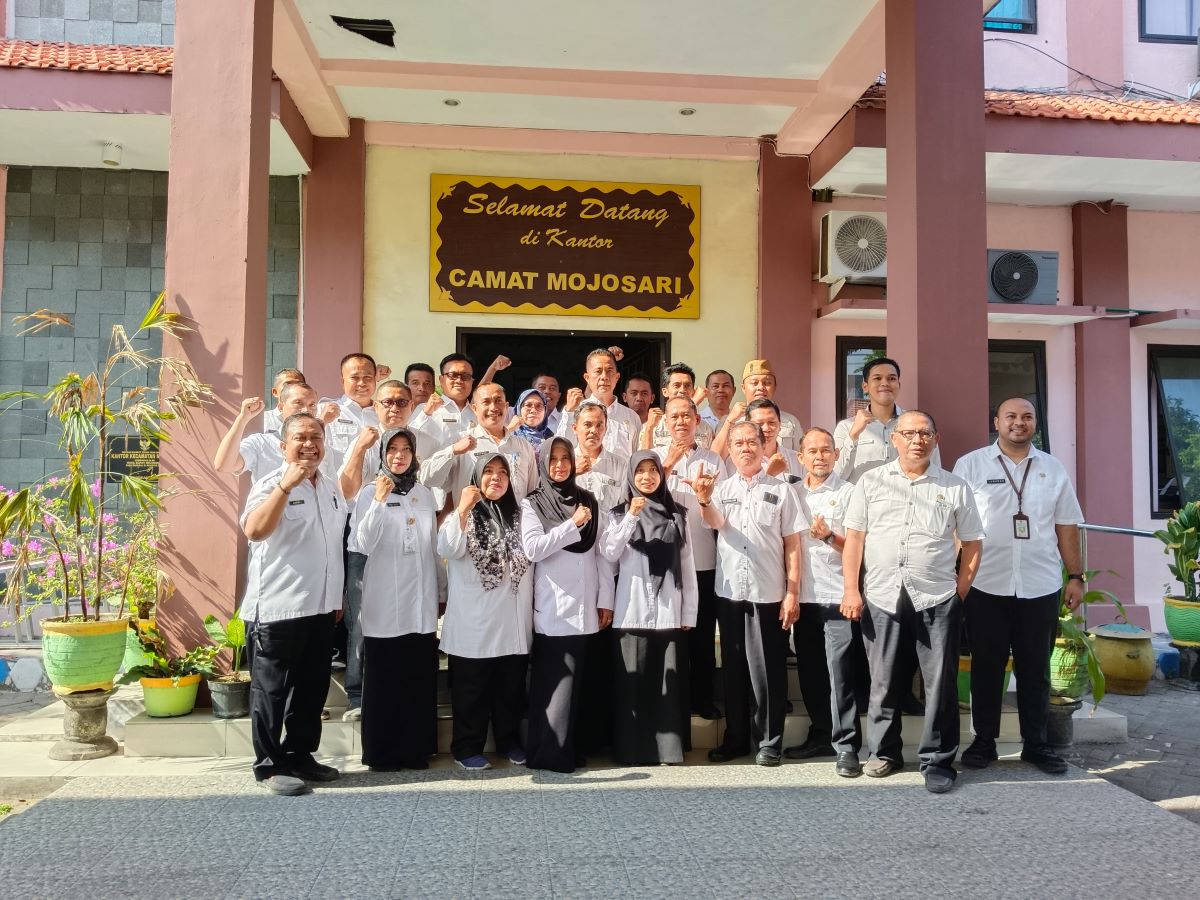 KOMITMEN: Plt Camat Mojosari Yulius Bakhtiar bersama pegawai kecamatan komitmen menjaga integritas sebagai abdi negara.