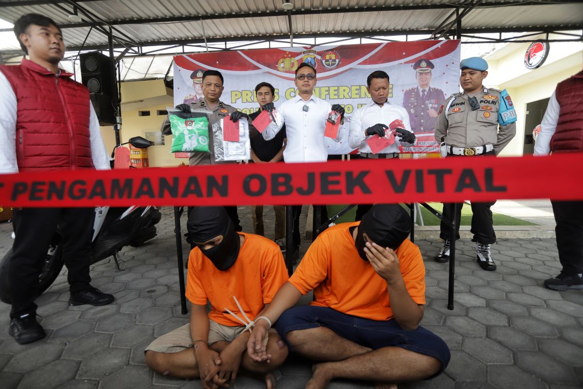 TAK BERKUTIK: Satreskrim Polres Mojokerto Kota menunjukkan dua pelaku curanmor yang berhasil diringkus di Simpang Empat Jalan Penanggungan, Kelurahan Wates, Kecamatan Magersari, Kamis (18/4) lalu.