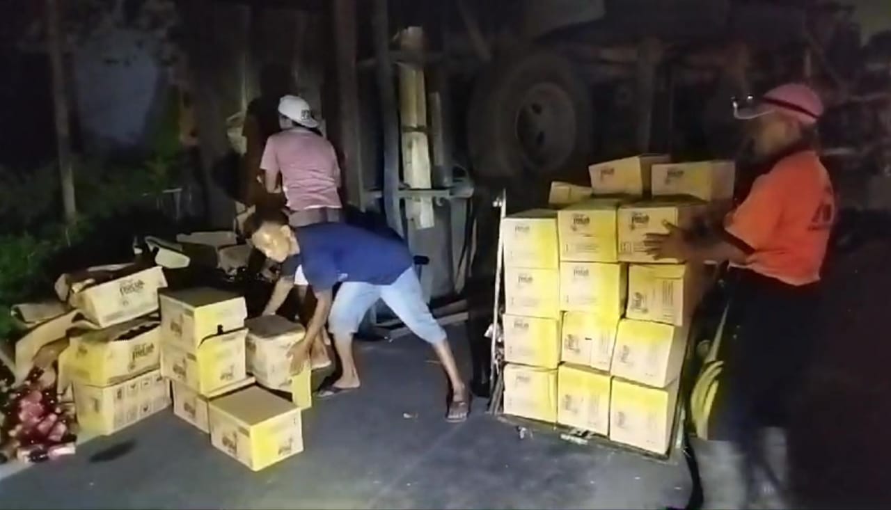 DIPINDAH: Muatan 18 ton teh pucuk terpaksa dioper ke armada lain setelah truk tronton nopol AG 9044 RL terguling di depan SPN Bangsal, Rabu (24/4) dini hari.
