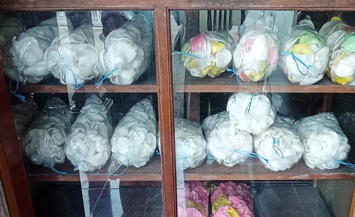 RAPI : Kerupuk pasir dengan berbagai rasa terpajang rapi di rumah Habibi di Desa Blooto, Dusun Trenggilis, Kecamatan Prajurit Kulon, Kota Mojokerto, Senin (23/4).