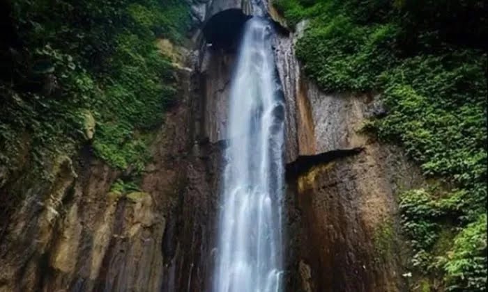 Jernihnya air terjun Coban Canggu di Padusan, Kecamatan Pacet, Kabupaten Mojokerto.