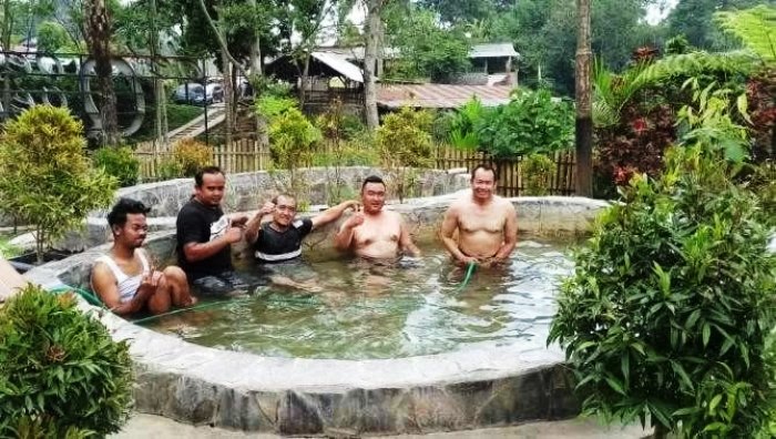 Segarnya berendam air panas di De Qoem-Qoem di Padusan, Kecamatan Pacet, Kabupaten Mojokerto.