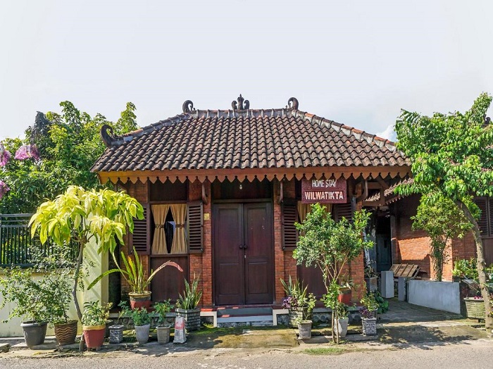 TRADISIONAL: Hotel OYO Homes 90948 Desa Wisata Kampung Majapahit yang terlihat begitu asri bersama ketradisionalannya. (foto. dok: Internet)