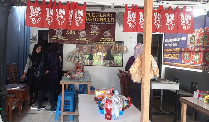 Sederhana namun disukai para remaja karena memiliki rasa pedas yang luar biasa.