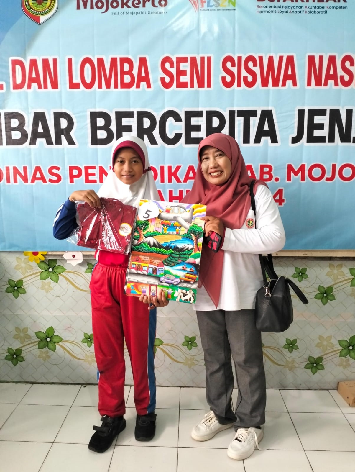 TALENTA BARU: Kepala SDN Mlaten Ida Royana bersama Niken Berlian Queensya, siswanya yang berhasil merebut juara harapan 3 di ajang FLS2N dalam lomba gambar bercerita.