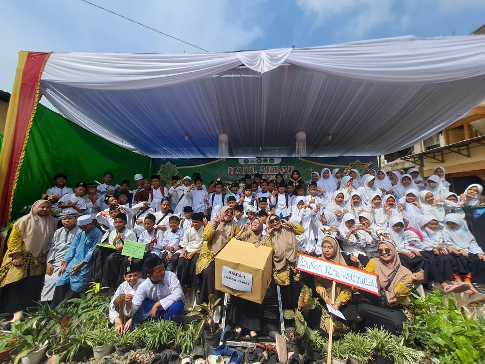 KOMPAK: Keluarga besar Yayasan Pendidikan dan Sosial As Sholichiyah berswafoto seusai pembagian hadiah lomba pawai.