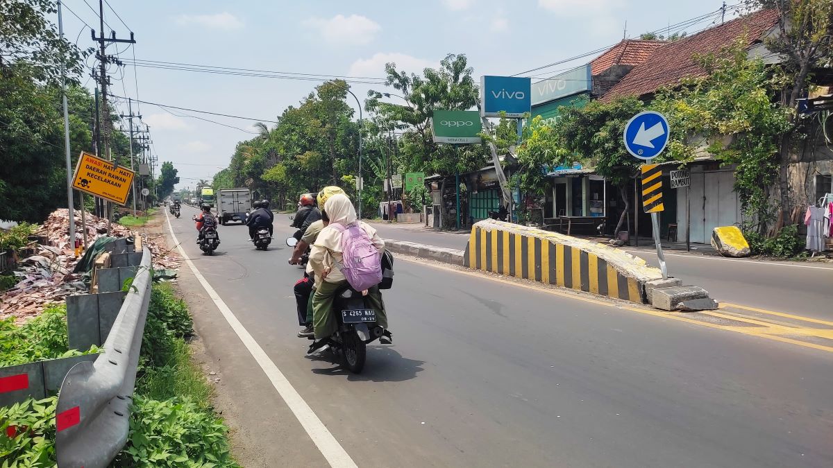DIEVALUASI: Keberadaan separator Jalan Raya Desa Puloniti, Kecamatan Bangsal, atau depan SPN Bangsal akan segera dievaluasi karena disebut kerap memicu kecelakaan.