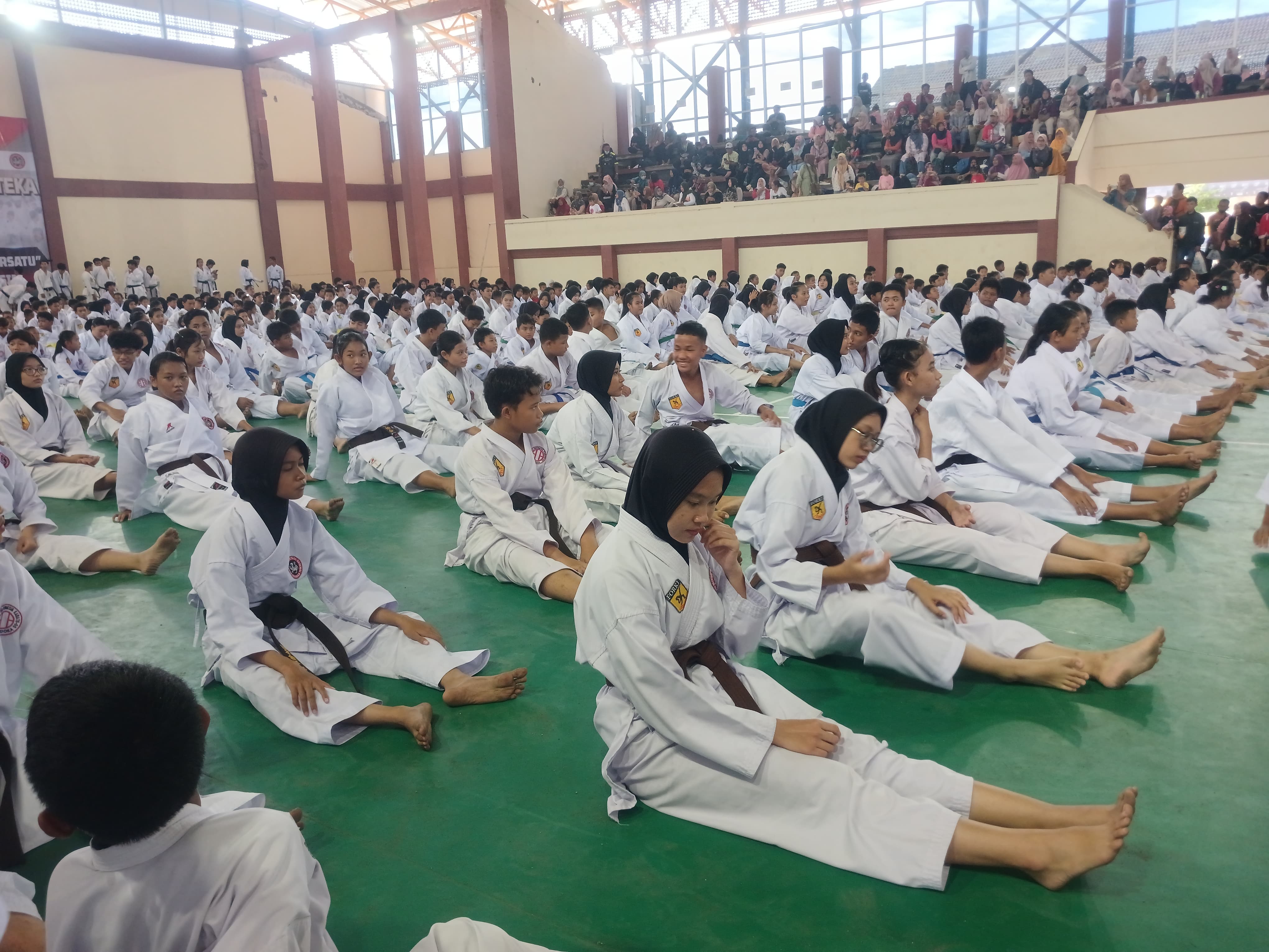 BIBIT MUDA: Ribuan karateka Mojokerto Raya mengikuti kegiatan latihan bersama di GOR Seni Mojopahit Kota Mojokerto, awal Februari lalu.