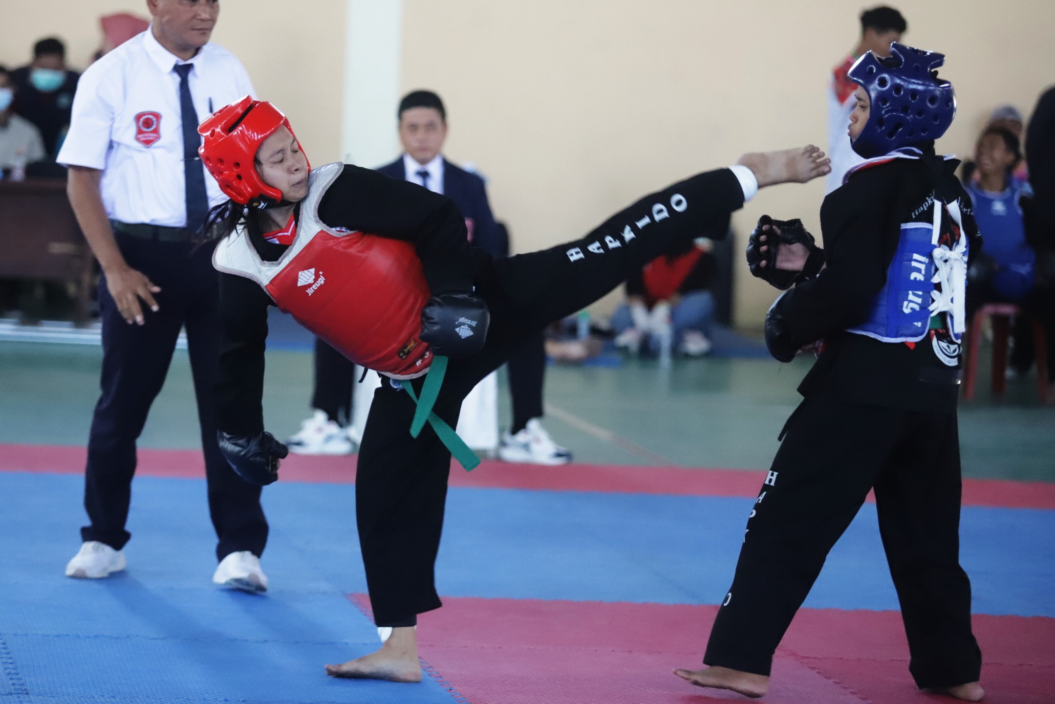ANDALAN: Pertandingan cabor hapkido di GOR Gajah Mada Mojosari, pada ajang Porprov VIII Jatim tahun lalu.