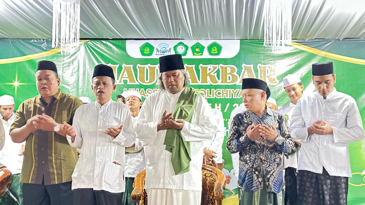 DOA BERSAMA: Gus Muwafiq saat menghadiri pengajian umum Haul Akbar Muassis Yayasan Pendidikan dan Sosial As Sholichiyah Kota Mojokerto, Rabu (24/4).