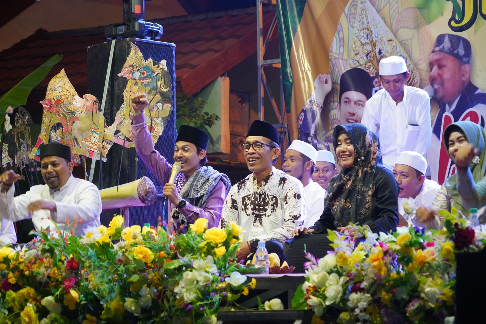 KEBERSAMAAN: Bupati Ikfina Fahmawati hadir di tengah masyarakat Desa Cinandang dalam halalbihalal yang berlangsung di TPQ Al-Amin, Dusun Sidotangi, Desa Cinandang, Rabu (24/4).