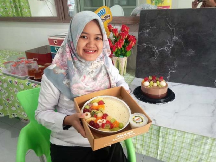 FRESH: Puding buah dengan topping beragam varian buah paling digemari pembeli karena cita rasanya yang fruity. (foto: Idham Sinarisyah for Radar Mojokerto)