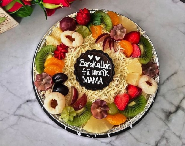 LEGIT: Idham Sinarisyah menunjukkan puding buah buatannya. (foto: Yeni Trihapsari for Radar Mojokerto)