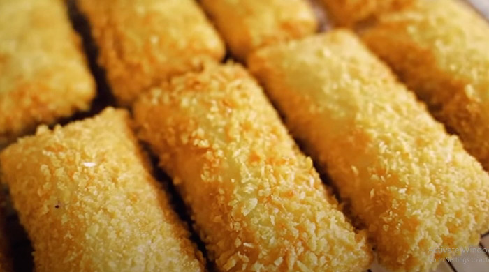 GURIH: Risol mayo yang digoreng hingga warna berubah menjadi cokelat keemasan sanggat menggugah selera para penikmatnya.
