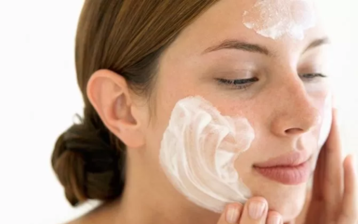 INDAH: Seorang perempuan menggunakan skincare dengan rutin. (foto. dok: Halodoc)