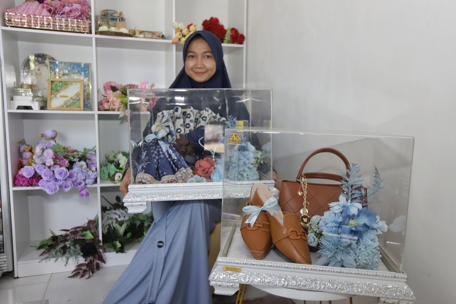 SUVENIR PENGANTIN: Sri Ufami menunjukkan karya hantaran pernikahan di galeri miliknya, di Dusun Karang Wungu, Desa Wonorejo, Kecamatan Trowulan, kemarin (27/4).