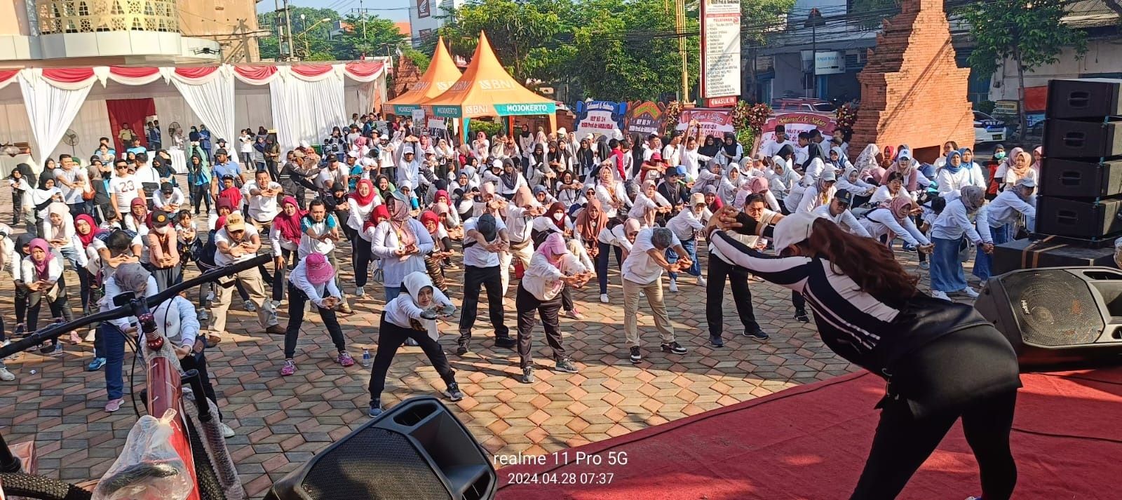 SEMANGAT PAGI: Perayaan HUT ke-24 RSUD Prof dr Soekandar diawali dengan senam bersama yang diikuti seluruh peserta jalan santai dan Bupati Ikfina Fahmawati.