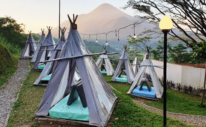 Suasana Jungle Cafe di pegunungan yang asri.