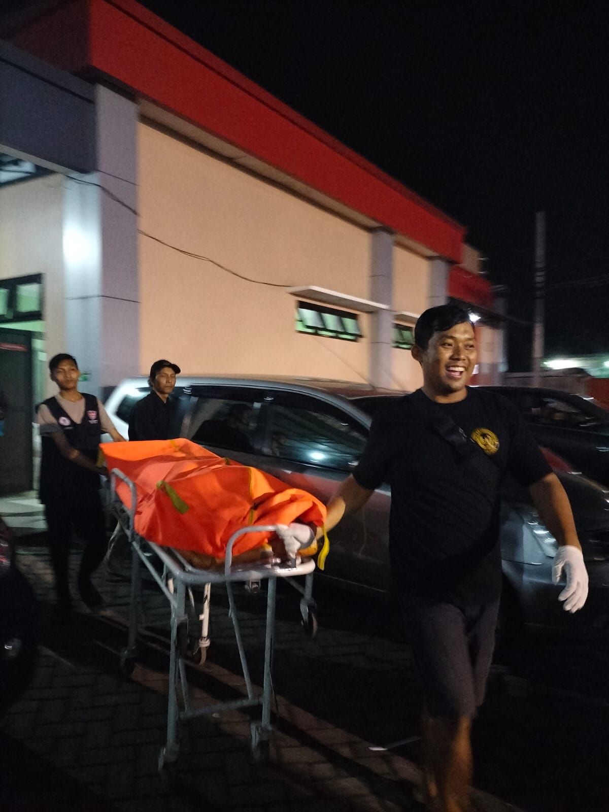 NAHAS: Petugas dibantu relawan mengevakuasi jasad Irwan Susanto, 35, ke kamar jenazah RSUD Prof dr Soekandar Mojosari, Sabtu (27/4) malam.