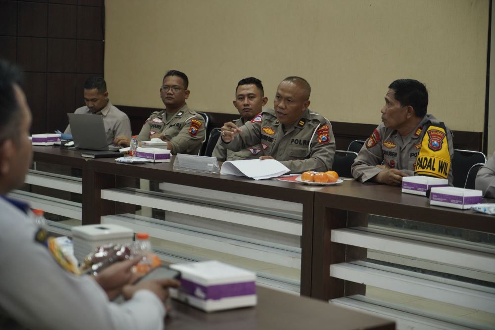 CARI SOLUSI: Satlantas bersama Dishub Kabupaten Mojokerto, SPN Polda Jatim, dan BBPJN Jatim-Bali menggelar rapat koordinasi di Mapolres, Jumat (26/4).