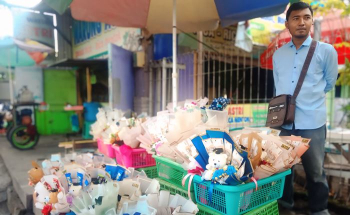 PELUANG: Menjual buket bunga bisa menjadi pilihan anak muda. (foto: Satria Putra for Radar Mojokerto)