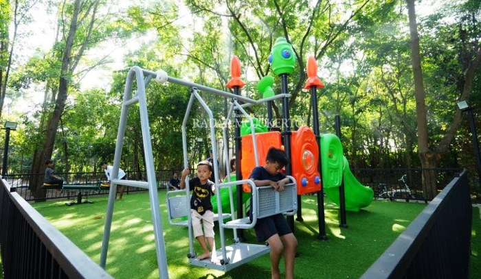 Taman Hutan Kota ini cocok untuk bersantai bersama keluarga dan teman.